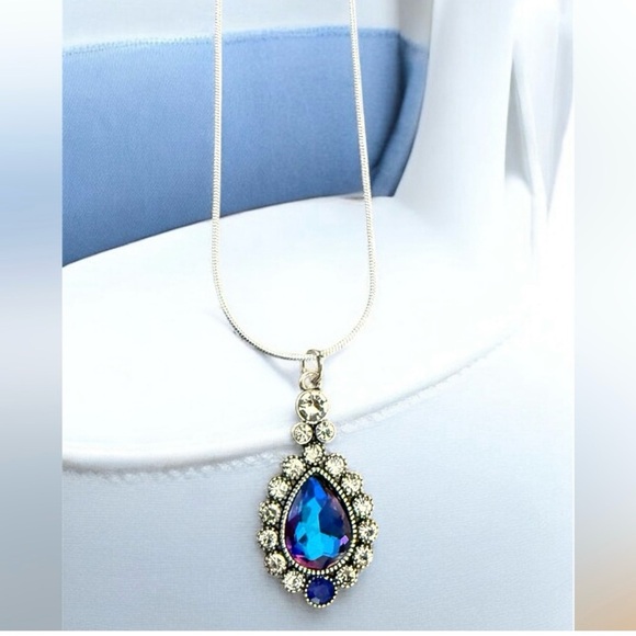 Elegant Blue Teardrop Pendant Necklace - Picture 2 of 4